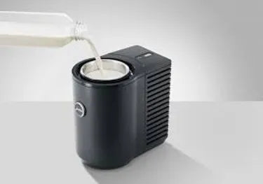 JURA Cool Control 1 L voor perfecte melkspecialiteiten, met constant 4°C gekoelde melk voor zacht en vol microschuim. Roestvrijstalen reservoir, vaatwasbestendig en ideaal voor cappuccino’s en flat whites.