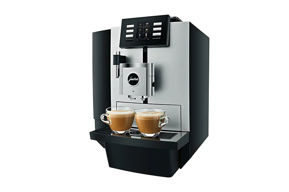 JURA X8 – de beste volautomatische koffiemachine voor kleine kantoren en showrooms. Geschikt voor koffie, espresso, cappuccino, latte macchiato en meer. Capaciteit van 80 kopjes per dag en inclusief gratis dealerpakket.