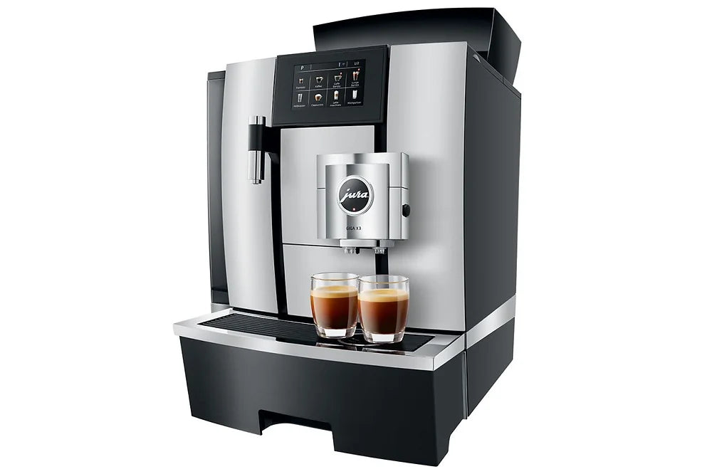 JURA GIGA X3 koffiemachine – de beste volautomatische koffiemachine voor kleine kantoren, showrooms of eetcafés. Capaciteit van 112 kopjes per uur, 5-liter waterreservoir, en opties zoals espresso, cappuccino en latte.