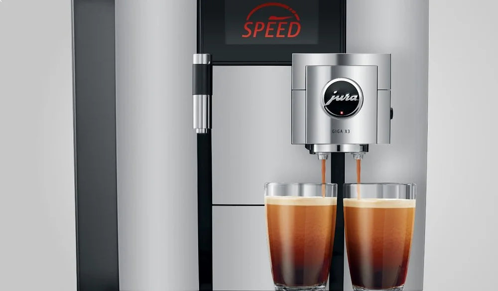 JURA GIGA X3 koffiemachine – de beste volautomatische koffiemachine voor kleine kantoren, showrooms of eetcafés. Capaciteit van 112 kopjes per uur, 5-liter waterreservoir, en opties zoals espresso, cappuccino en latte.