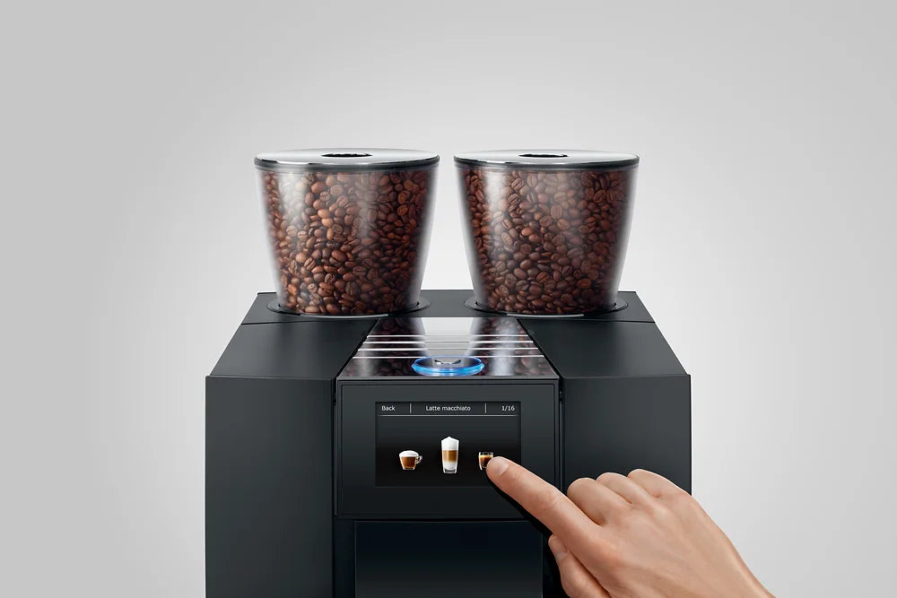 JURA GIGA X8 koffiemachine – de beste volautomatische koffiemachine met A.G.A.©, P.E.P.® en I.W.S.® technologieën, dubbele keramische schijfmolens, en 4,3 inch touchscreen. Inclusief gratis dealerpakket.