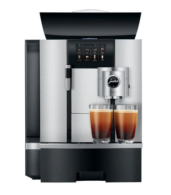 JURA GIGA X3 koffiemachine – de beste volautomatische koffiemachine voor kleine kantoren, showrooms of eetcafés. Capaciteit van 112 kopjes per uur, 5-liter waterreservoir, en opties zoals espresso, cappuccino en latte.